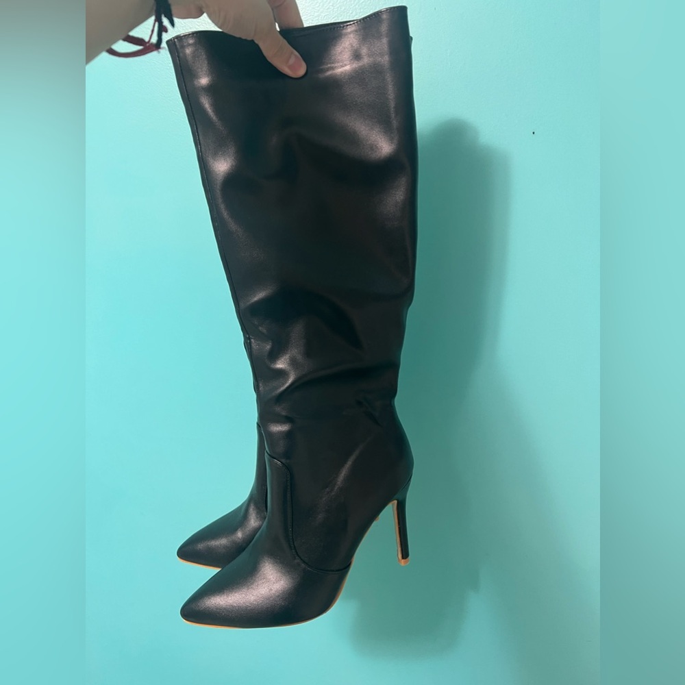 BLACK BOOTS